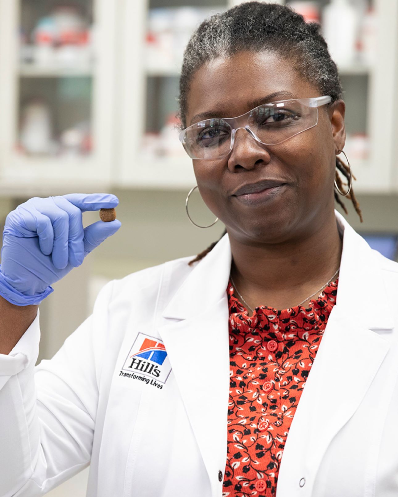 Hill's Pet Nutrition araştırmacısı Hill's Pet mamasını elinde tutuyor