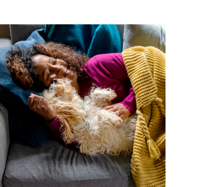 Evcil bir köpeğe sarılan evcil bir ebeveyn