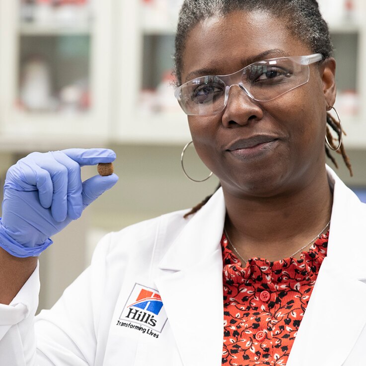 kuru mamayı tutan araştırma bilimcisi