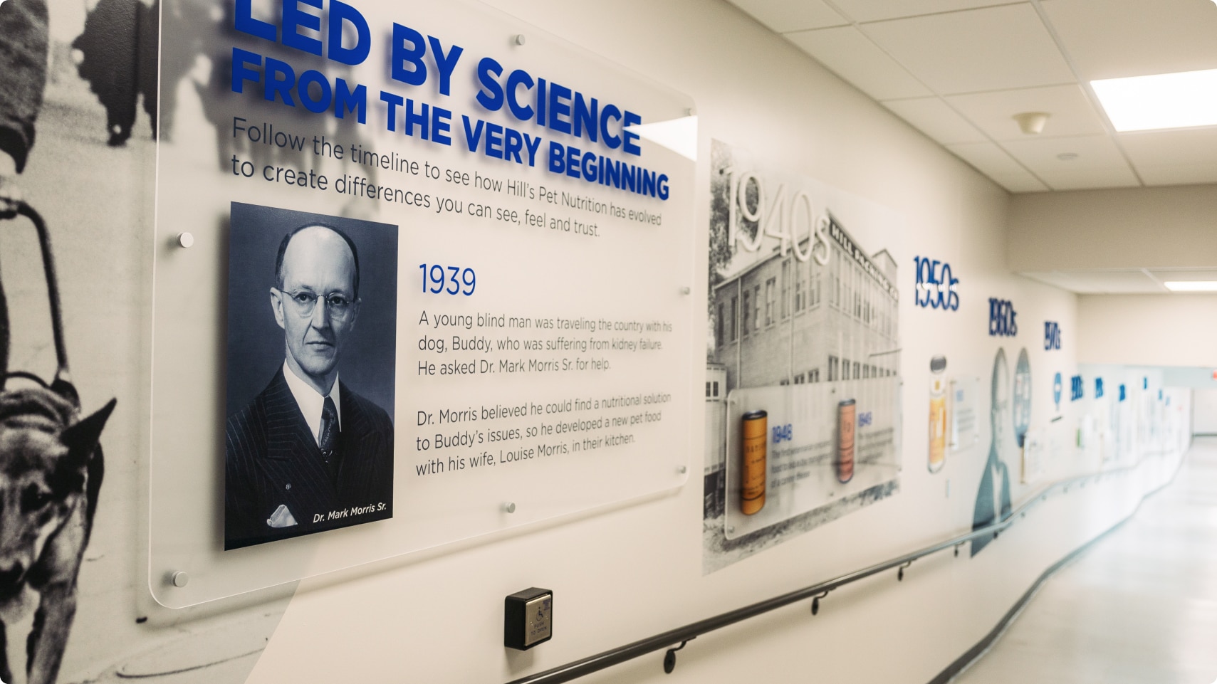 Hill's Pet Nutrition Centre'ın içindeki bir duvarda Hill's tarihinin zaman çizelgesi