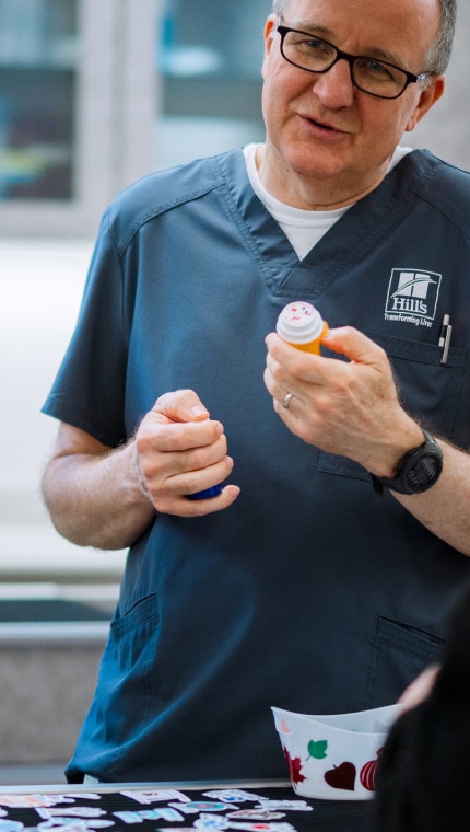 Bir Hill's çalışanı laboratuvarın içinde çocuklarla eğitici bir oyun oynuyor