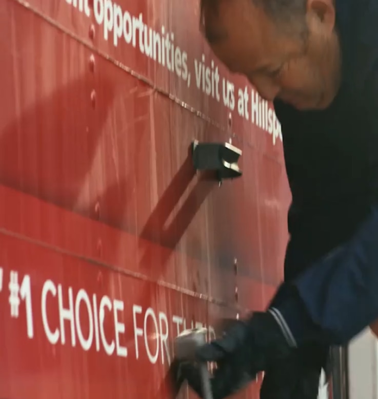 Hill's Afet Yardım Ağı için çalışan bir adam